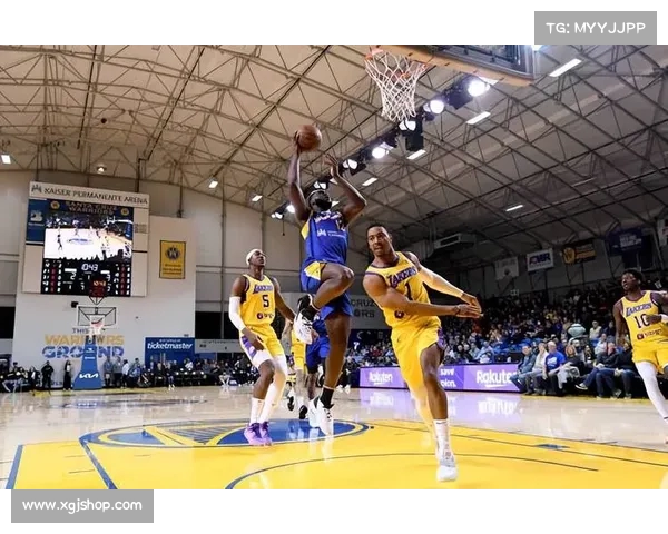 NBA场边摄影艺术揭秘 捕捉瞬间激情与赛场背后的故事 NBA场边摄影艺术揭秘 捕捉瞬间激情与赛场背后的故事